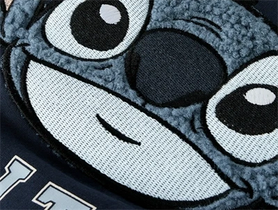Detalje af Stitch broderi på navy sweatshirt fra Name It