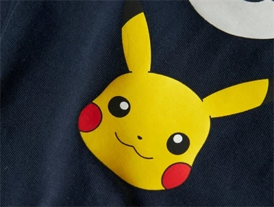 Detalje af Pikachu print på navy natdragt fra Name It