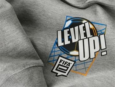 detalje af fifa level up print på grå hoodie fra Name It