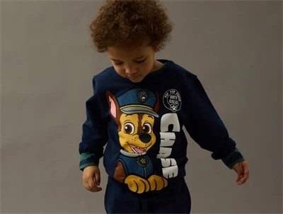 Dreng iført Name It Paw Patrol sweatshirt blå med Chase print 