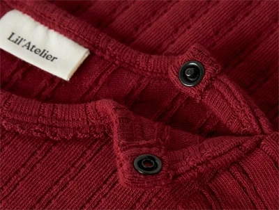 Detalje af Lil\' Atelier body red dahlia med knap