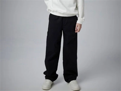 Dreng iført Name It cargo bukser sort