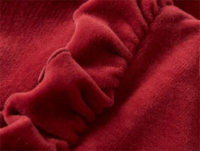 Detalje af blød velour på Lil\' Atelier babykjole i red dahlia
