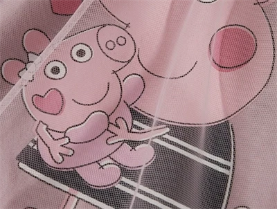 Detalje af Gurli Gris print på lilla kjole fra Name It