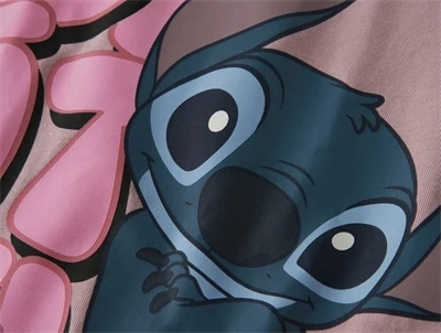 Detalje af Stitch print på lilla natdragt fra Name It