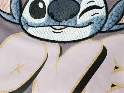 Close-up af broderet Stitch motiv på lilla moonscape sweatshirt  