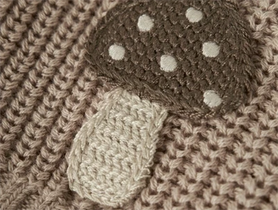 Detalje af svampebroderi på Lil\' Atelier baby cardigan i oxford tan