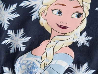 Detalje af Elsa print på navy Frozen kjole fra Name It