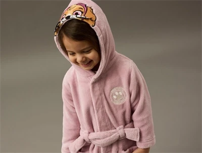 Barn i lilla Paw Patrol badekåbe fra Name It