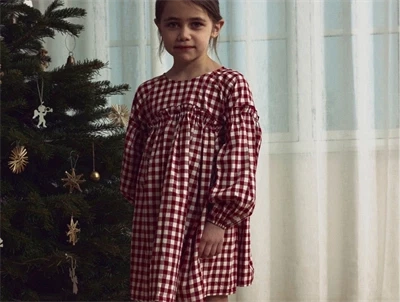 Barn iført Lil\' Atelier ternet kjole i red dahlia med flæser