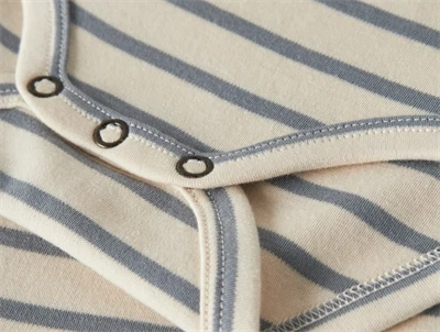 Detalje af trykknapper på Lil\' Atelier body stribet turtledove