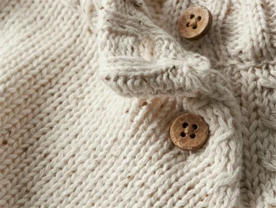 Detalje af knapper ved skulder på Lil\' Atelier striktrøje turtledove