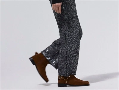 pige iført sorte pailletbukser fra Name It