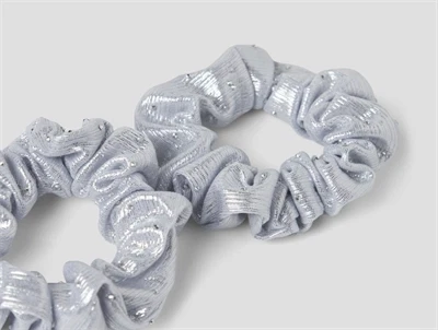 detalje af sølv hårelastikker med små sten fra Name It