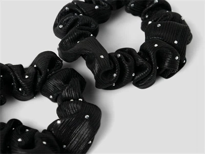 detalje af sorte hårelastikker fra Name It med små sten