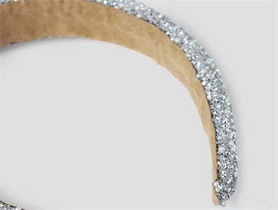 detalje af soelv haarboejle fra Name It med perler og sten