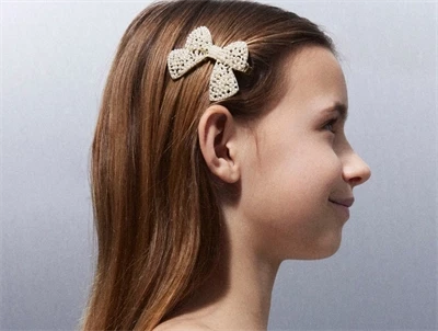 Pige med hårspænde med perler i hvid fra Name It