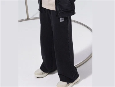 Name It sweatpants sort med badge og snøre