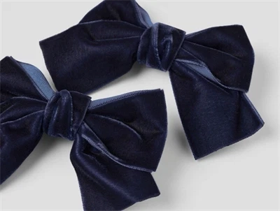 Detalje af blå velour hårspænder fra Name It 2-pak