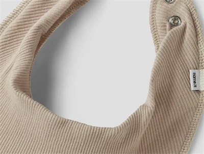 Detalje af cementfarvet savlesmæk i rib fra Name It 3-pak