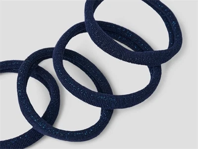 Detaljebillede af hårelastikker fra Name It i mørkeblå med glimmer