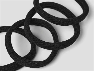 Nærbillede af hårelastikker fra Name It i sort med glimmer