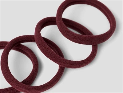 Detaljebillede af hårelastikker fra Name It i bordeaux med glimmer