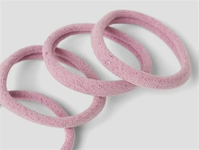 Detaljebillede af hårelastikker fra Name It i lys lilla med glimmer