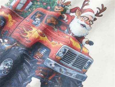 Detalje af julemand print på hvid bluse fra Name It