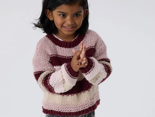 Barn iklædt Name It striktrøje i burgundy med striber