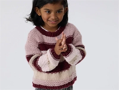 Barn iklædt Name It striktrøje i burgundy med striber