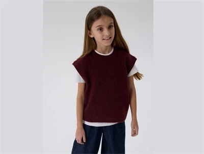 Pige iført Name It strikvest burgundy