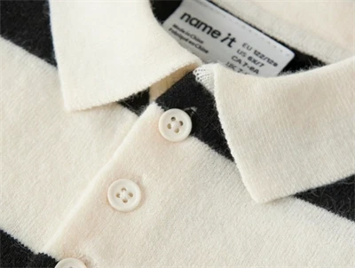 Detalje af knaplukning på Name It strikpolo