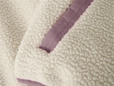 Name It teddy vest i råhvid nuance med lilla lomme detalje  