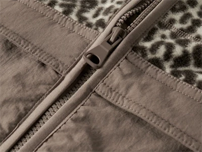 Name It fleecejakke i beige nuance med leopardprint og lynlåsdetalje  