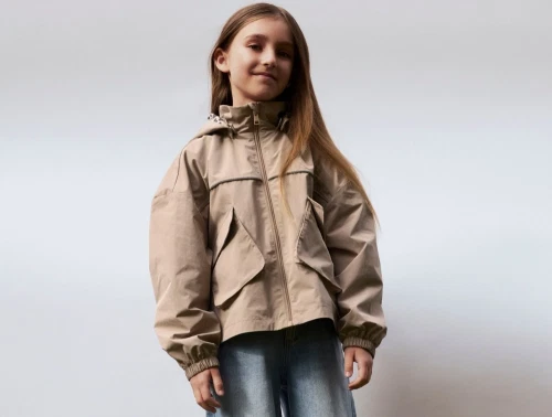 Pige iklædt Name It jakke i beige nuance med aftagelig hætte  