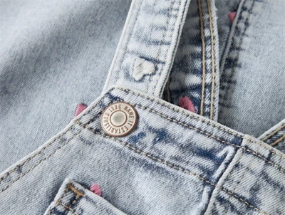 Name It denimkjole light blue bleached denim med hjerterName It denimkjole i lys blå nuance med hjertebroderi