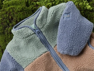 Name It teddy jakke i grøn nuance chinois green detalje af lynlaas