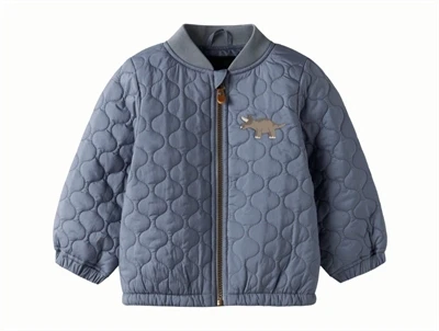 Name It quiltet jakke i blå nuance med dinosaurmotiv foran