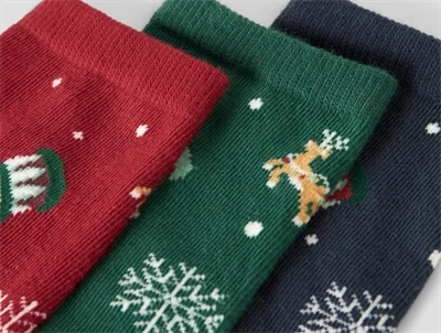 Nærbillede af Name It strømper med julemotiver 3-pack