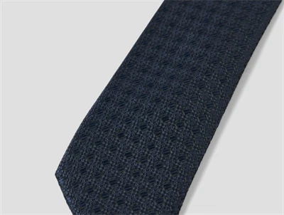 Nærbillede af slips fra Name It i mørkeblå satin med velcrolukning