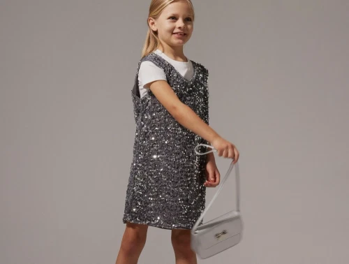 Pige iført Name It paillet spencerkjole lava smoke