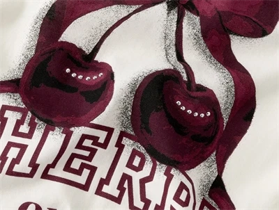 Detalje af kirsebærprint på Name It t-shirt jet stream