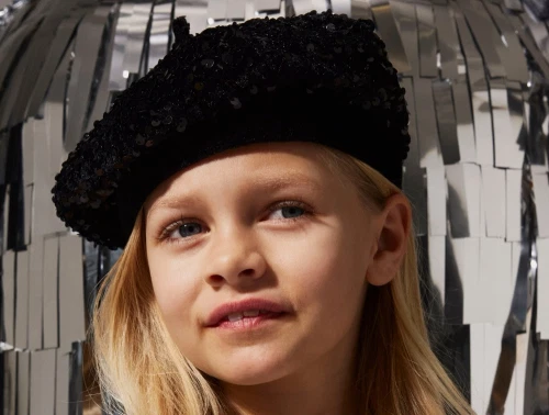 Pige iført sort Name It baret hat med pailletter