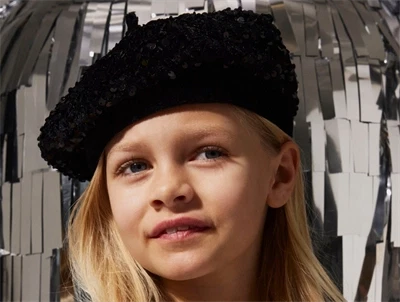 Pige iført sort Name It baret hat med pailletter