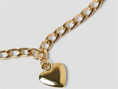 Detaljebillede af halskæde fra Name It i guld med hjertevedhæng