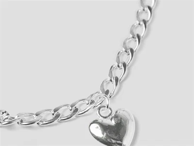 Detaljebillede af halskæde fra Name It i sølv med hjertevedhæng