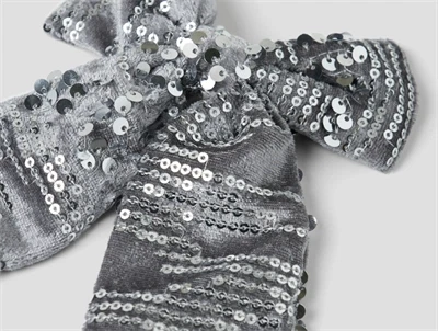 Detaljebillede af hårsløjfe fra Name It i grå med pailletter