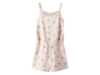 Lil' Atelier jumpsuit i sart rosa nuance med sommerfugleprint set forfra