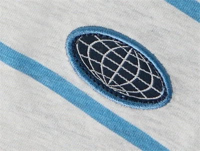 Name It t-shirt i lysegrå nuance light grey melange med broderet badge